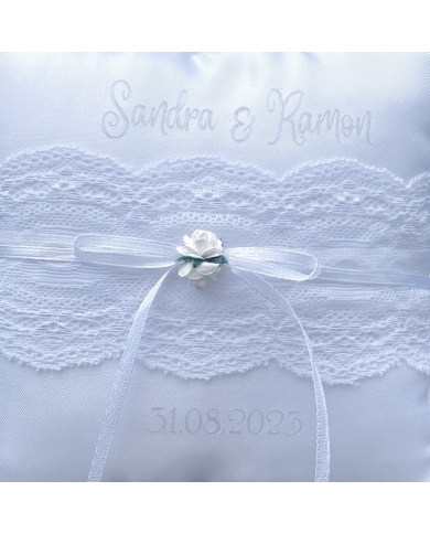 Personalisiertes Ringkissen 'Spitze mit weissen Rosen'