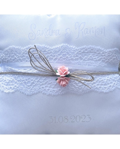 Personalisiertes Ringkissen 'Spitze mit Rosen'