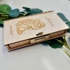 Geldbox 'Buch Kelch' Holz personalisiert