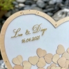 Cadre en forme de cœur personnalisé avec des cœurs en bois ♥ the-weddingshop.ch