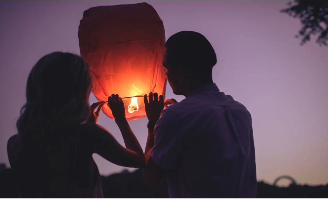 Himmelslaternen zur Hochzeit: Ursprung & Bedeutung der dekorativen Lichter